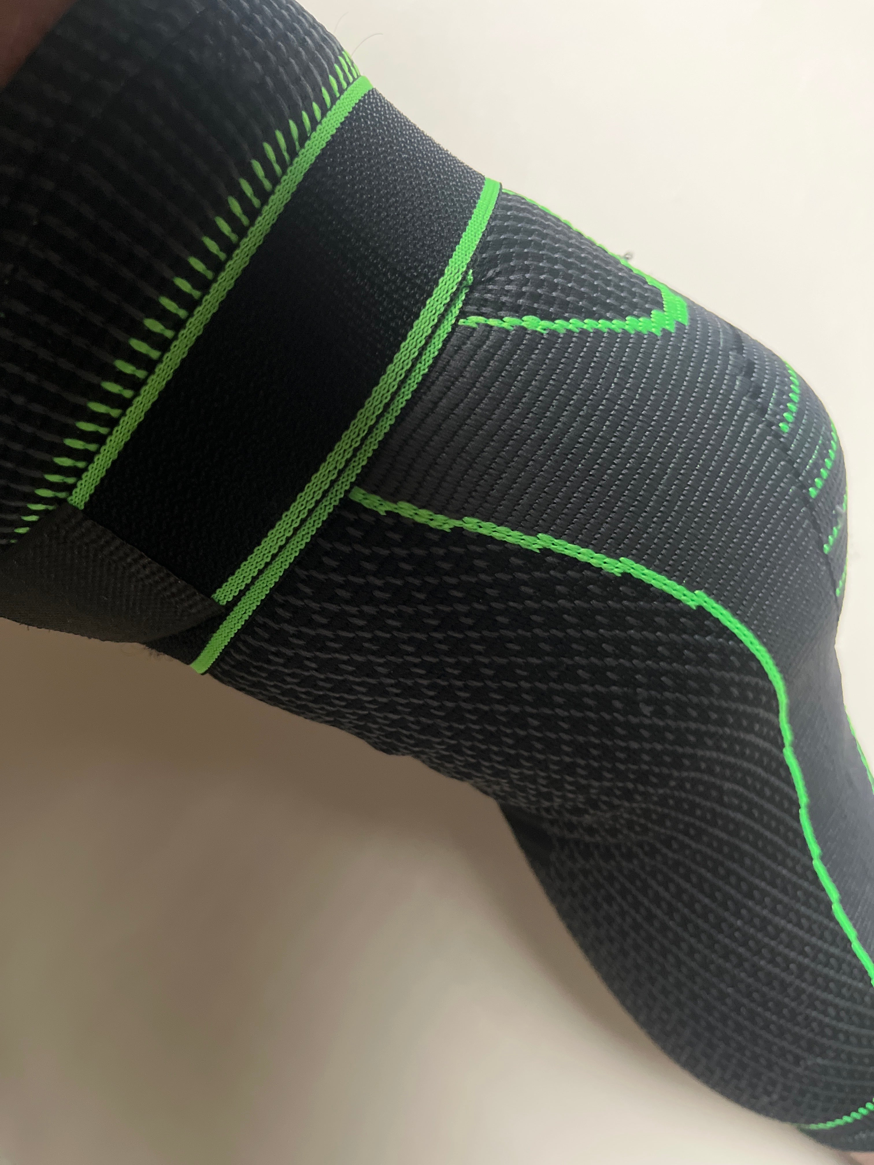 Adjustable Compression Knee Support Sleeve￼