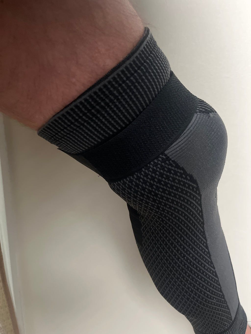 Adjustable Compression Knee Support Sleeve￼